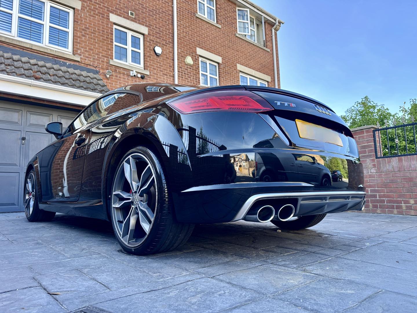 An image of a clean Audi TT